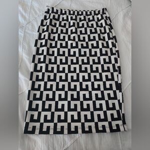 Forever 21 Medium Chic Black and White Geometric Skirt, Pull On Pencil Style
